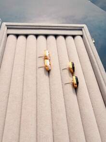 2 đôi bông tai đinh tán thiết kế chữ cái thời trang mới dành cho nữ - Vàng - Xem 1