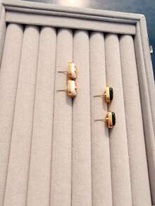 2 đôi bông tai đinh tán thiết kế chữ cái thời trang mới dành cho nữ - Vàng - Xem 4