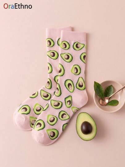 1 par de calcetines de tripulación divertidos para hombres con tema de aguacate (con patrones de rebanadas de aguacate de dibujos animados) de colores contrastantes, que absorben el sudor y son a prueba de olores, suaves, cómodos, novedosos, interesantes y cálidos. Regalos divertidos para padres, hijos, abuelos, esposos, novios de hombres, entusiastas de frutas y alimentos saludables en cumpleaños, Halloween, Navidad y eventos temáticos. El mejor regalo para papá/abuelo/hijos, esposas, hijas y novias de regalos con tema de frutas divertidas, calcetines para todas las estaciones