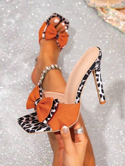 Mẫu dép cao gót nữ mùa hè 2026 mới về, mũi vuông, gót mỏng, quai đơn thắt nơ, dép lê cỡ lớn đa năng tiện dụng.