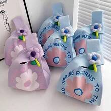 1 chiếc túi đeo tay họa tiết hoa mùa xuân, túi xách đan hình hoa tulip dễ thương, ví nhỏ tiện dụng cho học sinh đi làm, túi đan họa tiết hoa nhẹ nhàng, màu macaron + trang trí hoa nhỏ, đáng yêu và mang lại cảm giác thư thái. - Nhiều kiểu dáng - Xem 3