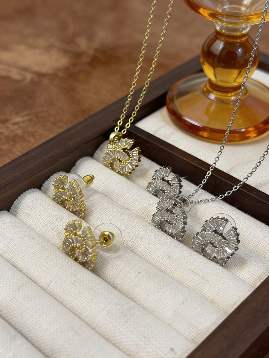 Conjunto de joyas de lujo para mujer con forma de C, incrustado con cubic zirconia brillante, combo de collar + aretes, disponible en colores dorado y plateado, elegante y minimalista, adecuado para uso diario, trabajo, fiesta, opción de regalo de lujo de alta gama - Juego de doble C - Ver 1