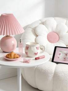 这款奶油色陶瓷马克杯饰有3D粉色蝴蝶结浮雕,配有扭纹手柄和波浪形杯口,造型可爱,适合厨房、家居等多种场合,是享用下午茶、甜点、咖啡馆、婚礼、优雅下午茶、旅行、派对、咖啡馆餐具、精致餐饮的理想之选。它与装饰勺完美搭配,时尚美观,是耐用的厨房用具,也是母亲节的理想礼物。这款3D蝴蝶结牛奶/咖啡杯也适用于餐厅、客厅、咖啡馆等场所,可作为精美礼品赠送。 - 彩色 - 查看 9