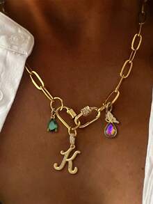 1 chiếc dây chuyền mặt dây chuyền nữ, bao gồm: Mặt dây chuyền thiết kế nghệ thuật 26 chữ cái, mặt dây chuyền hình giọt nước màu xanh lá cây, khóa cài hình bầu dục, khóa cài hình bầu dục đính đá, khóa cài đa năng đính đá và mặt dây chuyền hình bướm giọt nước. Thanh lịch, thời trang và đa năng, thể hiện cá tính riêng, phù hợp để đeo hàng ngày. - Vàng - Xem 15