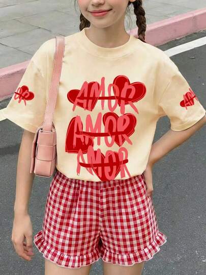 Bộ 2 món áo ngắn tay và quần short cho bé gái, áo thun mềm mại in hình dâu tây ngọt ngào và quần short kẻ caro đỏ, thích hợp cho mùa xuân/hè, mặc hàng ngày.