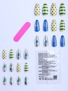 Bộ 24 móng tay giả hình hạnh nhân màu xanh dương và vàng mùa hè, vẽ tay họa tiết ngôi sao và xoắn ốc. Điểm nhấn là các sọc xanh lục tươi mát, chấm bi xanh kiểu "Hyuna" và các chi tiết lá vàng bạc bắt mắt. Móng tay acrylic tái sử dụng, hoàn hảo cho các bữa tiệc mùa hè, hẹn hò và tụ họp. Bộ móng giả bao gồm miếng dán dạng gel (1 tờ) và một dũa móng mini (1 cái). - Nhiều màu - Xem 2