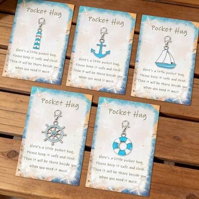 5 stuks oceaan-thema hangers met scheepsankers, reddingsboeien, zeilboten, watertorens en stuurwielhangers, inclusief inspirerende oceaan-zakhangers, heren sleutelhangers, geschikt voor zeilboten, decoratieve hangers voor rugzakken van oceaanliefhebbers.