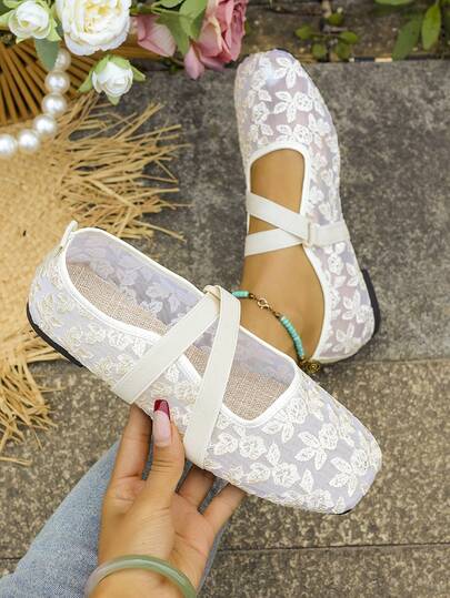 Giày Mary Jane ren hoa mới năm 2026 dành cho nữ, kiểu dáng retro mềm mại, đa năng, thoải mái, phù hợp để đi bộ hàng ngày, đi dạo phố, hẹn hò, tụ họp, phối đồ, có sẵn màu trắng và đen.