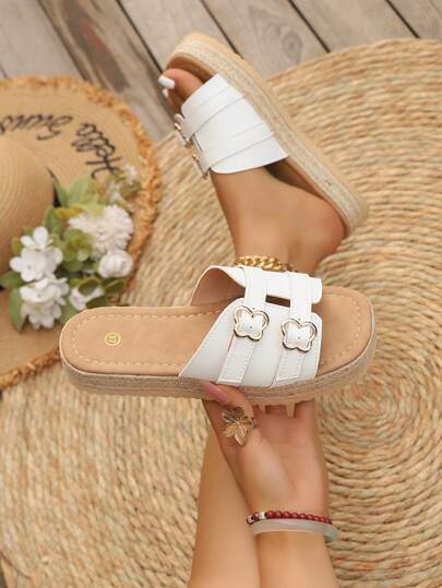 女士增高可调节草编鞋，花朵造型金属扣装饰，纯色露趾双带厚底拖鞋，百搭休闲度假夏季纯白PU皮软底户外厚底拖鞋