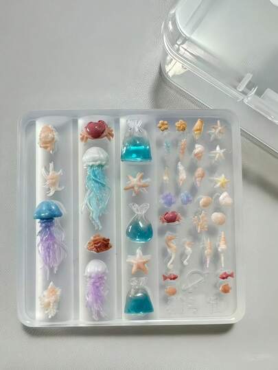 1个海洋主题美甲模具，包含贝壳、水母、海豚、椰子树、海螺、海星、花朵等图案，透明硅胶材质。