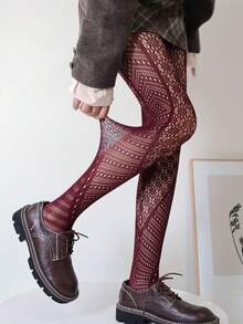 一双赛博朋克风渔网袜，甜美又酷炫，性感火辣，活力四射。镂空不规则渔网袜，赛博朋克风格，个性十足，破洞修身连裤袜，夜店舞会必备。 - 酒紅色 - 查看 4