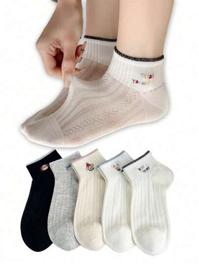 3双装女士休闲短袜，多种图案可选。舒适休闲，适合日常穿着、旅行、上学和搭配裙装。四季皆宜。