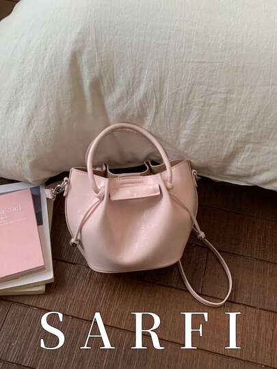 Chiếc túi xách nữ xếp ly họa tiết mây này sở hữu phong cách thời trang và ngọt ngào, đồng thời thiết kế tinh tế biến nó thành một chiếc túi đeo vai sành điệu. Được làm từ chất liệu PU cao cấp, chống mài mòn, chống thấm nước và chống trầy xước, phù hợp cho việc đi lại và du lịch hàng ngày. Khóa nam châm thanh lịch giúp bạn dễ dàng mở túi. Lý tưởng làm quà tặng cho bạn bè, hoặc để sử dụng trong các chuyến mua sắm, hẹn hò, đi làm, chụp ảnh, công tác và du lịch giải trí.