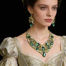 Bộ trang sức đính đá sang trọng, cao cấp, thích hợp cho cô dâu trong đám cưới, tiệc tùng, các dịp trang trọng, gồm 3 món dây chuyền và bông tai dành cho nữ. - Bộ trang sức - Xem 7