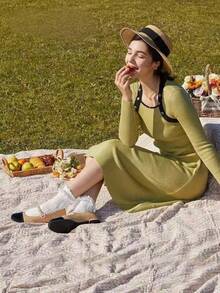 这款卡其色几何图案流苏野餐垫是露营和海滩的时尚必备单品。这款时尚的流苏露营垫便于携带,是户外露营或公园约会的理想之选。它易于携带且可折叠。 - 彩色 - 查看 8