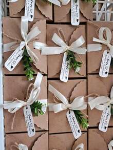 Etiquetas de regalo personalizadas con tema de boda, personalizables con nombre y fecha, hechas de cuerda de yute y de forma rectangular. Están disponibles en cartulina para fiestas, cajas y otros materiales. Estas etiquetas se pueden personalizar como etiquetas de boda, etiquetas con nombre de boda personalizadas, etiquetas de agradecimiento, decoraciones de fiesta y están hechas de papel kraft. - Multicolor 3 - Ver 5