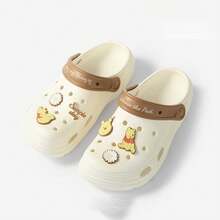 Miniso 迪士尼小熊维尼系列透气木屐鞋，鞋身饰有经典维尼图案，EVA材质，无异味，科学的孔洞设计增强空气流通，耐磨弹性鞋底，适用于各种日常场景，轻松打造休闲舒适的穿搭（1双） - 彩色 - 查看 3