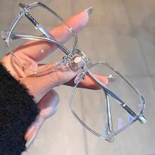 1 chiếc kính mắt nữ gọng vuông tối giản, duyên dáng và dễ thương, phù hợp để đeo hàng ngày. - Trong sáng - Xem 6