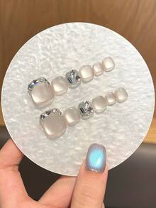 12片Y2K风格手工脚趾甲贴纸，镶嵌白色水钻，法式金属质感设计，卡通可拆卸设计，适合女性和女孩日常派对佩戴。附赠胶水和指甲锉。 - 白色 - 查看 7