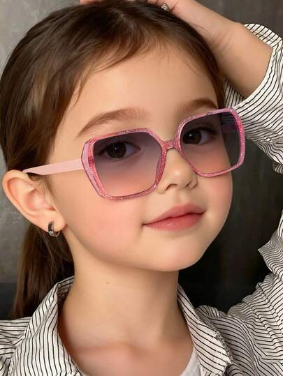 1 chiếc kính thời trang cho bé gái 4-8 tuổi, gọng lấp lánh với tròng kính chuyển màu, chất liệu polycarbonate nhẹ, kiểu dáng vuông dễ thương, thích hợp cho bãi biển, tiệc tùng và các hoạt động ngoài trời mùa hè. Kèm hộp đựng kính.