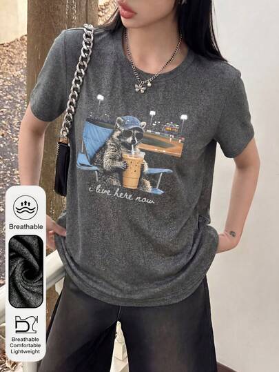 大码女式日常浣熊戴帽图案圆领短袖休闲春夏女式上衣，趣味棒球场图案时尚百搭女式深灰色优雅T恤，适合派对、海滩、度假、运动、毕业典礼等场合。