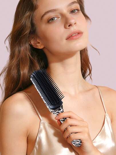 فرشاة شعر بطبعة نمر، تسهل إنشاء كعكات عالية، تعتني برفق بشعرك، وتحدد خصلات الشعر. تصفف بسهولة الحلقات والأمواج، وتقلل من التجعد، ومناسبة لجميع أنواع الشعر. إنها لطيفة جدًا على الشعر المجعد والطويل، تمنع التجعد، وهي مناسبة للجنسين، محمولة، وخيار مثالي للتصفيف والعناية بالشعر