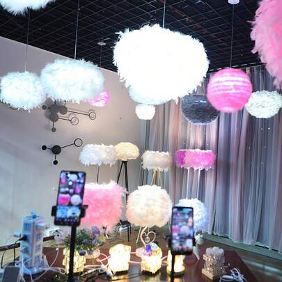 Pantalla de lámpara de tambor de plumas bohemia hecha a mano - Plumas naturales de alta calidad, decoración de metal vintage, sin fuente de alimentación necesaria, diseño minimalista moderno, adecuado para dormitorio, boda y decoración del hogar (gris, rosa, amarillo, blanco) - Pantalla de lámpara de arte, iluminación de dormitorio | Decoración romántica | Iluminación única, decoración de dormitorio