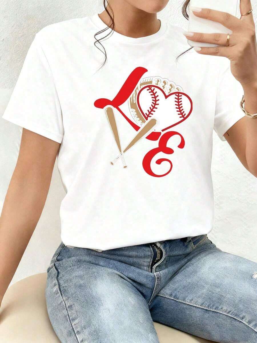 The Print Features A Heart With A Baseball Texture, Embraced By A Glove And Two Crossed Bats, Symbolizing The Love Of The Sport, Passion, And Team Unity. Women's T-Shirt, 100% Cotton, Comfortable For Everyday Wear, Modern And Soft - 白色的 - 查看 1
