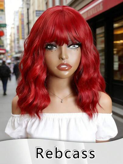 Peluca sintética de 12 pulgadas con ondas de agua, flequillo y colores aleatorios (blanco/rojo claro/rojo/verde claro) para mujeres. Fibra resistente al calor, gorro de malla rosa, aspecto ondulado elegante, adecuado para atuendos diarios y casuales, festivos y de moda. Pelucas para todos los tonos de piel, accesorios de cabello divertidos, apariencia natural adecuada para usuarios que buscan personalidad y moda.