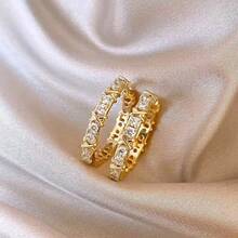 Minimalist Metal Hoop Earrings For Women, A Popular New Style For 2026, Sophisticated Hoop Earrings With Gold And Diamond Details, Unique Earrings. - 金色 - 查看 3