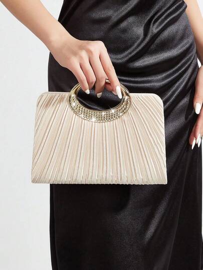 REMANLAND 这款轻盈奢华的魅力手拿包，饰以扇形褶皱和水晶环手柄，凸显精致的3D扇形褶皱纹理、抛光水晶金属环手柄和经典信封造型。它是鸡尾酒会、社交晚宴和庆祝活动的时尚伴侣，散发着奢华优雅的气质。也是馈赠女性的最佳礼物。
