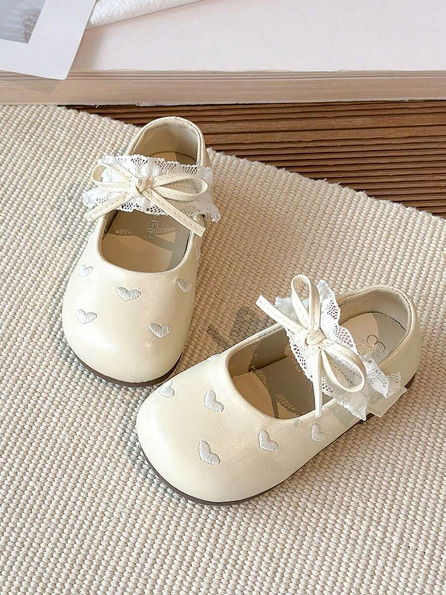 1雙女童優雅瑪麗珍平底鞋,蝴蝶結、愛心刺繡裝飾,舒適時尚,適合正式場合、婚禮、派對與休閒穿搭,易穿脫,四季適用,TPR鞋底,多色可選,魔鬼氈設計 - 米色 - 查看 1