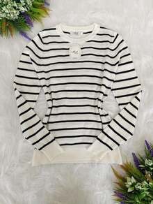 This Women's Striped Round-Neck Blouse Is Made Of Modal Fabric. - 白色和黑色 - 查看 3