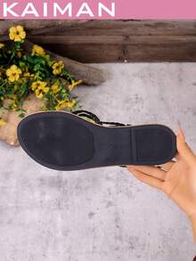1 par de sandalias planas de moda para mujer, sandalias planas de verano con banda elástica tejida de cuero sintético para playa y vacaciones - Negro - Ver 7