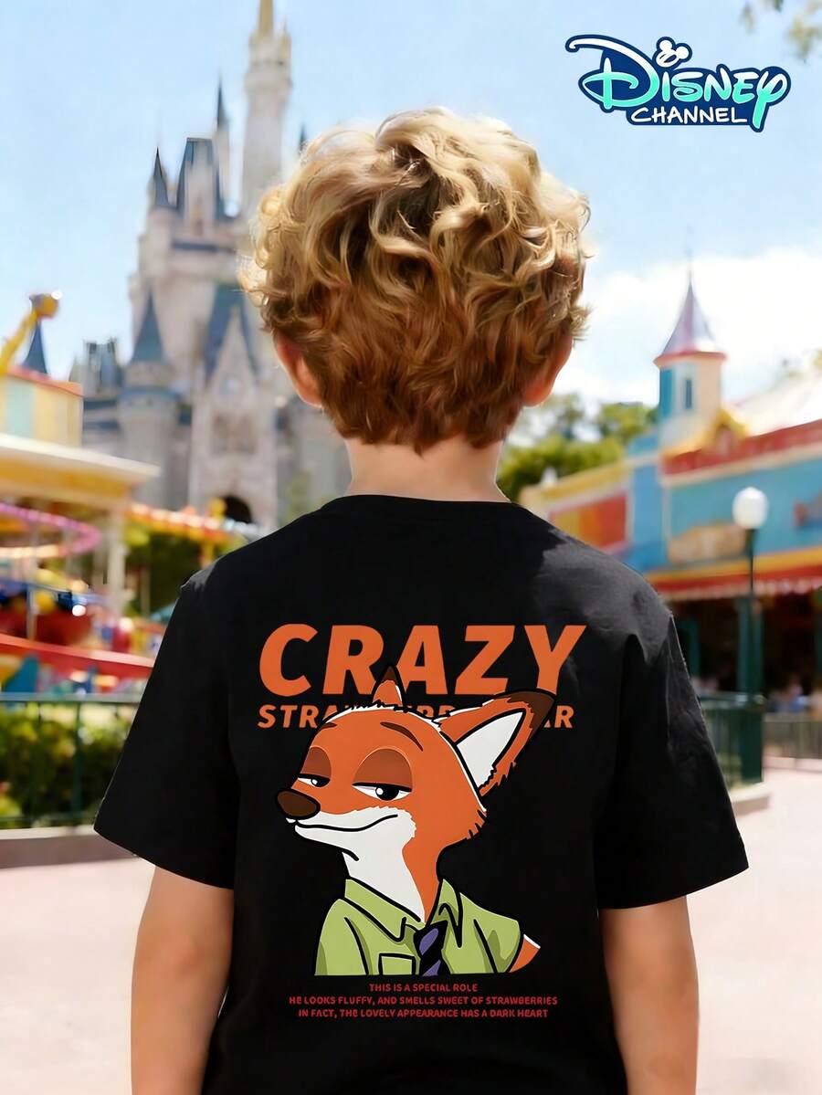 Disney Boys' IP-Themed Crew Neck T-Shirt Featuring Nick Wilde From Urban Animal Town. The Front Displays Nick Wilde's Mischievous Half-Face And The Word "CRAZY STRAWBERRY." The Back Features A Large Nick Wilde Image With The Slogan "THIS IS A SPECIAL ROLE...DARK HEART." Suitable For Boys Aged 4-12, This Casual And Versatile Top Is Skin-Friendly, Breathable, Sweat-Absorbent, And Comfortable. Ideal For Everyday Wear, School, Outdoor Parties, Family Trips, Theme Park Outings, And Watching Movies. The Cartoon Design Is Stylish And Durable, Flattering For All Body Types. A Must-Have For Boys' Daily Wear. - 黑色 - 查看 1