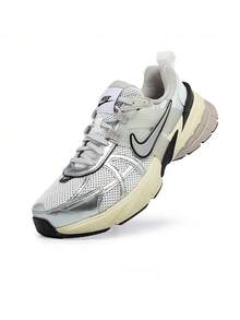 Nike 男士 V2K RUN 轻便透气复古跑步鞋，休闲时尚厚底运动鞋，2026 春季新款 HJ4497-100 - 銀色 - 查看 7