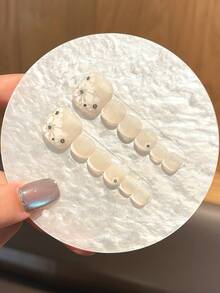 12 móng chân giả thủ công, họa tiết hoa Pháp màu trắng, kiểu dáng đơn giản và dễ thương, thích hợp cho phụ nữ và bé gái sử dụng trong các buổi tiệc tùng và gặp gỡ hàng ngày. Bộ móng giả kèm keo dán và miếng dán bảo vệ miễn phí. - trắng - Xem 6