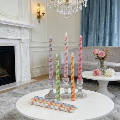 2-Piece European-Style Rose-Print Long Candle Set – Smokeless Soy Wax. Ideal For Lighting, Venue Decoration, And Creating Ambiance. These 0.86*9.84 Inch Printed Cone Candles Are Suitable For Home Decor, Living Rooms, Hotel Decorations, Wedding Center Displays, Outdoor Settings, High-End Restaurant Supplies, Romantic Candlelight Dinners, And All Kinds Of Parties.