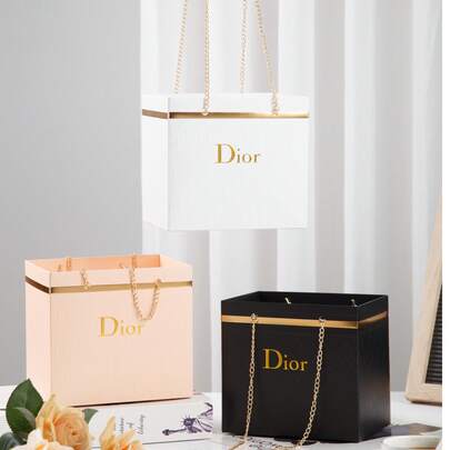 M.Dior 1 hộp quà giấy có quai xích vàng, thích hợp đựng bó hoa, quà tặng tiệc tùng, gói quà, v.v. Chất liệu dày dặn, có các màu đen, hồng, trắng và xanh dương. Túi quà giấy nhỏ màu nâu.