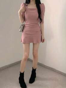 Vestido mini de línea A de punto acanalado casual para mujer, cuello cuadrado, manga corta, detalle de volante en el bajo - Rosa - Ver 2