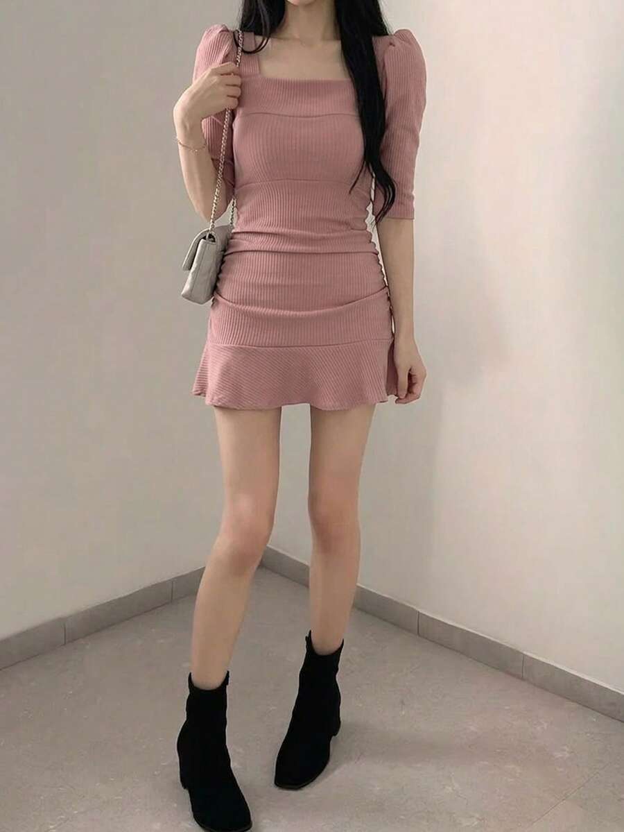 Vestido mini de línea A de punto acanalado casual para mujer, cuello cuadrado, manga corta, detalle de volante en el bajo