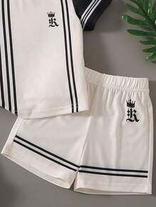 两件套幼儿男童春夏短袖短裤套装，奢华学院风条纹套装，饰有皇冠R标志，透气柔软面料，适合幼儿园、休闲外出、家庭旅行，简约时尚。 - 杏色 - 查看 6