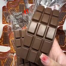 Mới năm 2026 - 1 thanh sô cô la đồ chơi giảm căng thẳng mềm mại, đàn hồi chậm - Đồ chơi thực phẩm chân thực làm từ xốp PU - Kết cấu mềm mại và dẻo dai, có tác dụng trị liệu - Trải nghiệm giảm căng thẳng với độ đàn hồi chậm. - Nhiều màu - Xem 7