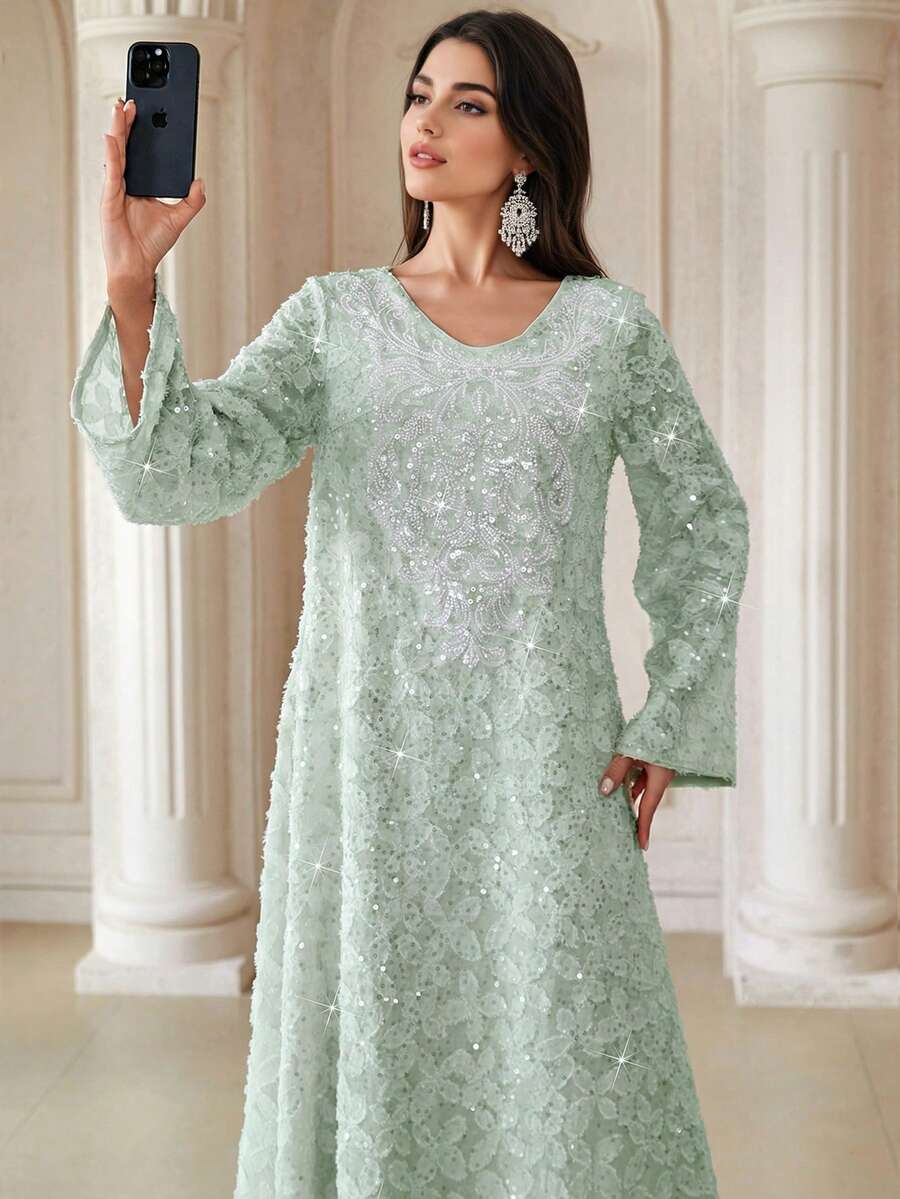 Đầm dài tay cổ chữ V kiểu Ả Rập làm từ vải dệt, trang trí bằng họa tiết thêu và đính cườm, màu xanh lá cây, thích hợp cho kỳ nghỉ xuân.