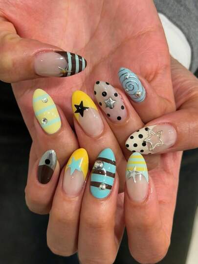 Bộ 24 móng tay giả acrylic GlamourousBling Lt OnThis One's Sweet And Cool Almond Press On Nails, phong cách Y2K Millennial, sọc xanh nâu mùa hè, chấm bi đen trắng tinh nghịch, móng kiểu Pháp với họa tiết xoắn ốc bạc và đính đá ngôi sao năm cánh 3D, thời trang cho các cô gái khi đi chơi hàng ngày, dự tiệc, du lịch.