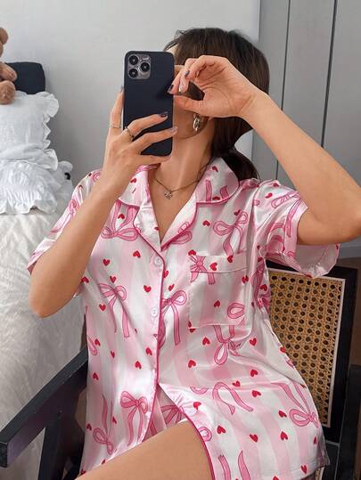 Dreamivo Bộ đồ ngủ ngắn tay họa tiết nơ và trái tim - Áo tay ngắn cổ cài nút và quần, chất liệu satin mềm mại, có thể giặt máy, có thể mặc ngoài.