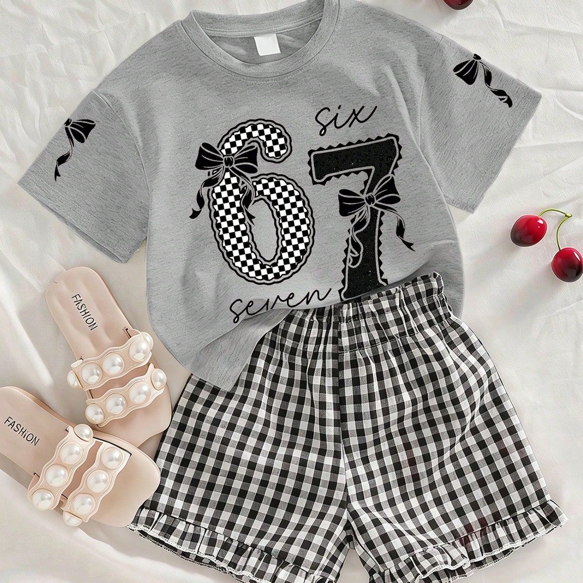 Conjunto de verano lindo para adolescentes: Camiseta de manga corta con estampado de "67" y lazo + Pantalones cortos a cuadros negros, casual y cómod