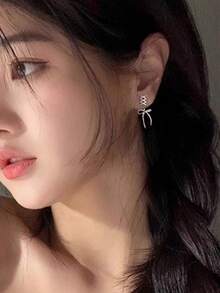 1 Đôi bông tai nơ bạc dành cho nữ, kiểu dáng cao cấp, tinh tế, ngọt ngào, tươi trẻ, dễ thương. - Bạc - Xem 1