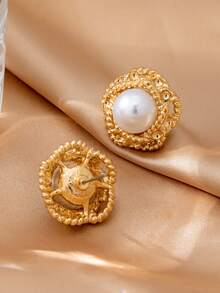 1对女士时尚珍珠耳钉。步入经典优雅的世界，戴上这对精美绝伦的金丝珍珠耳钉。每颗耳钉中央的光泽珍珠都包裹在精致的手工金属丝中，无论是在婚礼的红毯上…… - 金黃色的 - 查看 4