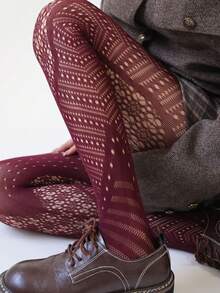 一双赛博朋克风渔网袜，甜美又酷炫，性感火辣，活力四射。镂空不规则渔网袜，赛博朋克风格，个性十足，破洞修身连裤袜，夜店舞会必备。 - 酒紅色 - 查看 5